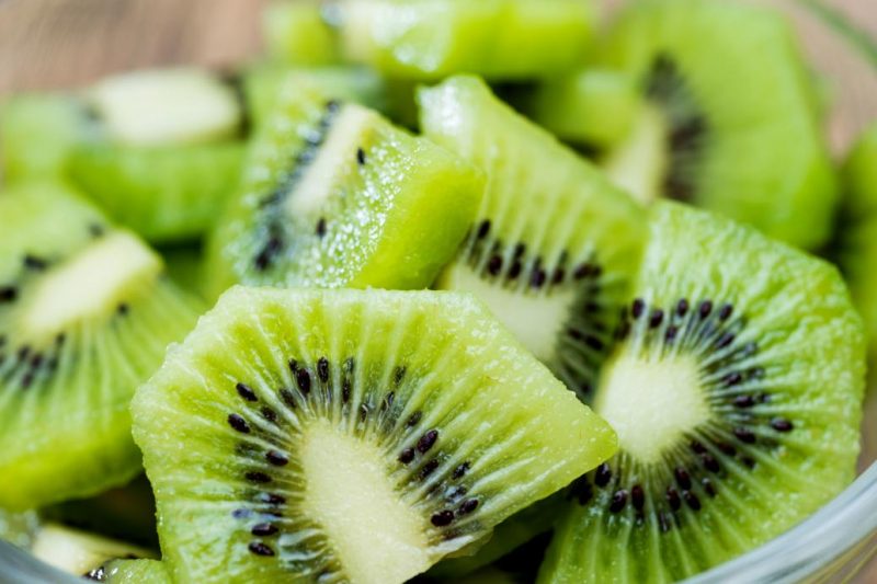 chopped-kiwi-in-a-bowl-on-a-table